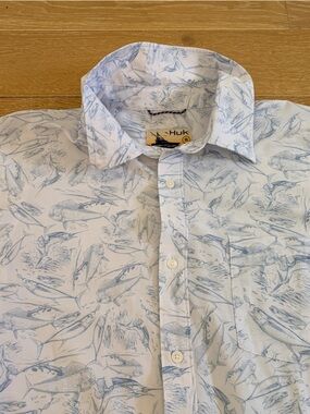 Huk White Short Sleeve Button-Down Shirt with Light Blue Fish Print Men’s XL